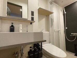 Shower, free toiletries, hair dryer, slippers - ZONK HOTEL HARUYOSHI-TERAMACHIDORI (Fukuoka)