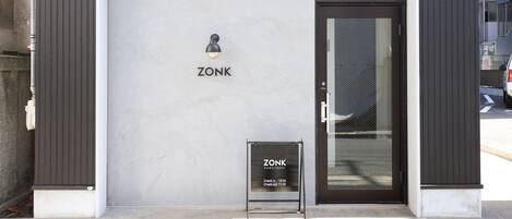 Vista frontal de la propiedad