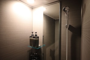 Chuveiro, produtos de toalete grátis, secador de cabelo, chinelos