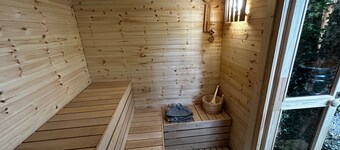 Retro Lodge nr Dartmoor with hot tub & opt sauna