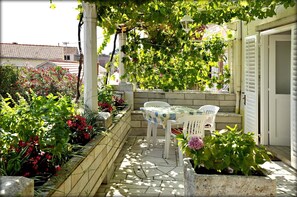 Outdoor dining - Immaculate 4-Bed House in Lumbarda (Lumbarda)