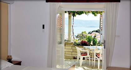 Immaculate 4-Bed House in Lumbarda