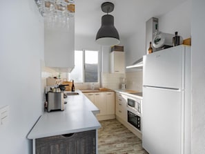 Een koelkast, een microgolfoven, een oven, een vaatwasser