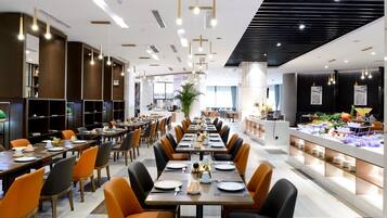 Daily buffet breakfast (CNY 36 per person)