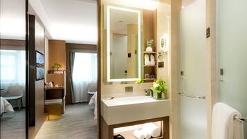 Habitación superior | Baño | Regadera, amenidades de baño gratuitas, secadora de cabello, batas