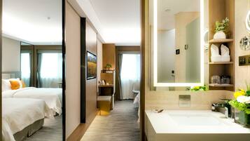 Habitación superior con 2 camas individuales | Escritorio, cortinas blackout, wifi gratis y ropa de cama