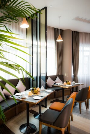 อาหารเช้าแบบบุฟเฟ่ต์ทุกวัน (CNY 36 ต่อคน)