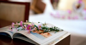 Quarto duplo luxo | Banheiro | Chuveiro, chuveiro com efeito de chuva, produtos de toalete grátis 