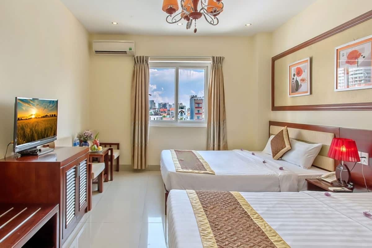 Chambre Quadruple Familiale, vue ville | Minibar, bureau, chambres insonorisées, Wi-Fi gratuit