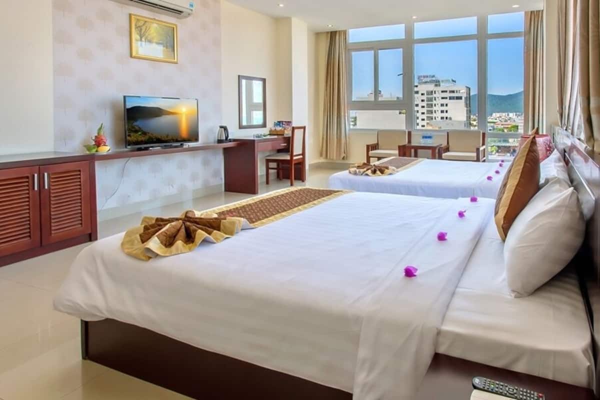 Chambre Triple Deluxe, plusieurs lits, vue partielle sur l'océan | Minibar, bureau, chambres insonorisées, Wi-Fi gratuit
