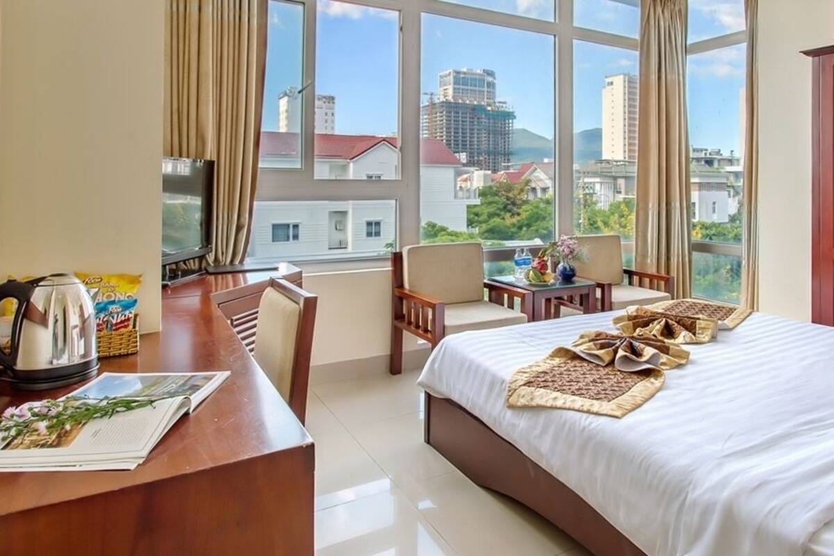 Minibar, desk, soundproofing, WiFi (free)