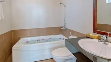 Quarto família (VIP) | Banheiro | Chuveiro, chuveiro com efeito de chuva, produtos de toalete grátis