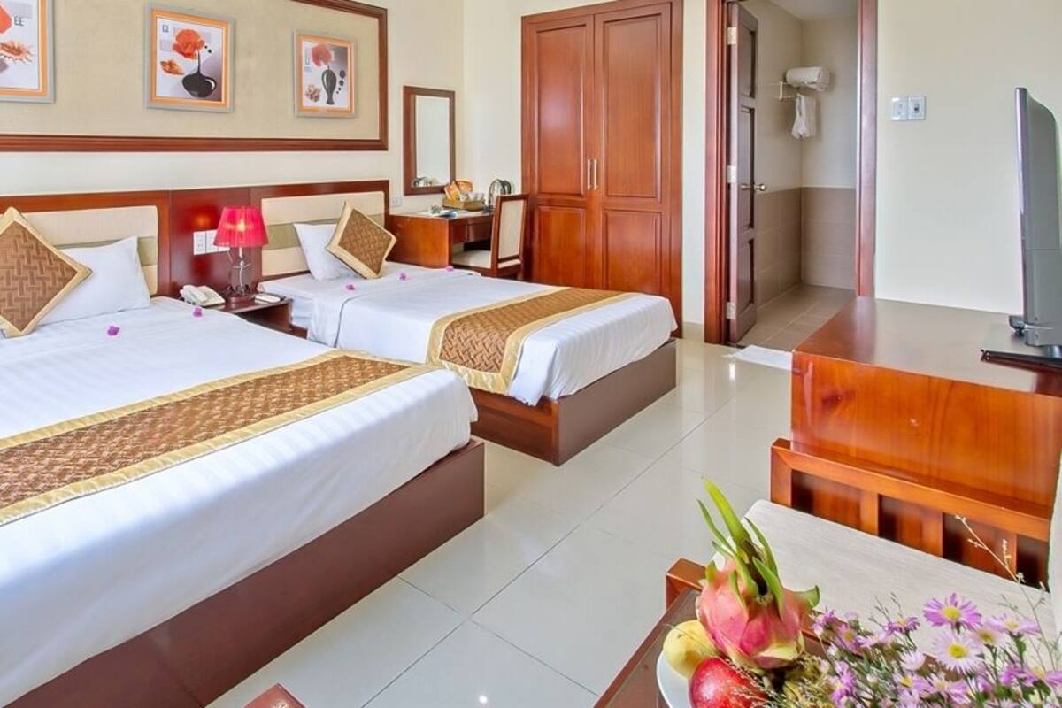 Deluxe Triple Room, Multiple Beds, City View | Bathroom | Shower, rainfall showerhead, free toiletries, hair dryer