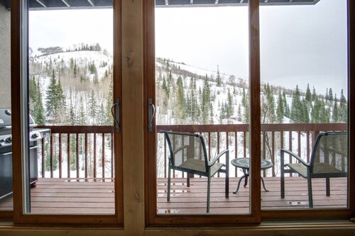 Best Location-True Ski In/Out TH w/Slope Views-Heated Pool-HotTub-Gym-W/D in Unit-Fireplace-Updated