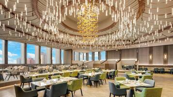 8 restaurants; breakfast, lunch, and dinner served