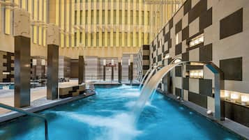 Bañera y ducha independientes, secador de pelo, batas