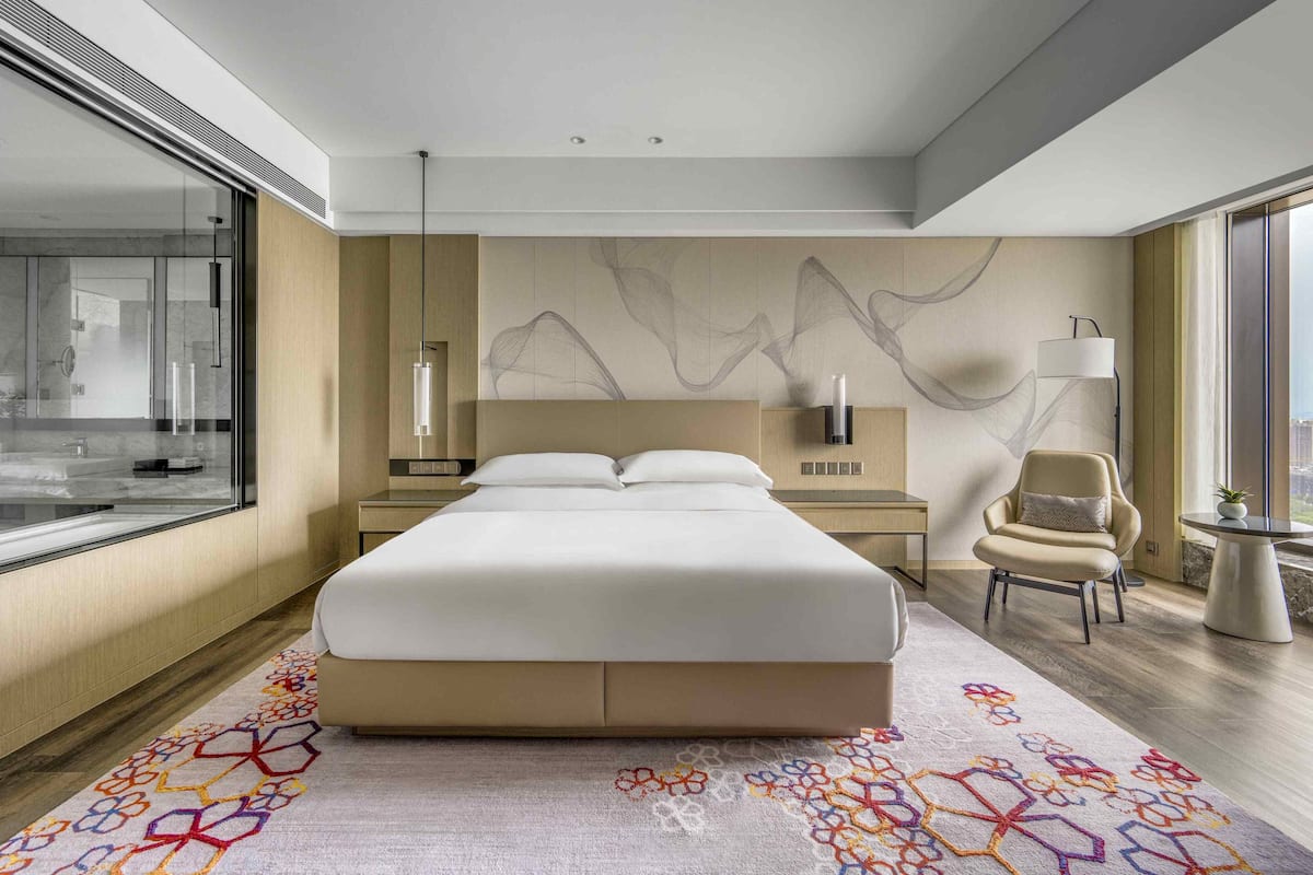 classic room, 1 king bed, city view | 1 bedroom, down duvets, in-room safe, laptop workspace