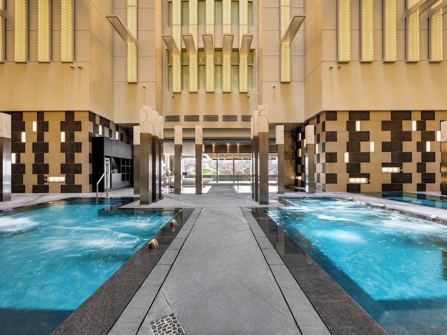 Piscina interna, funciona das 6h30 às 21h30, salva-vidas no local