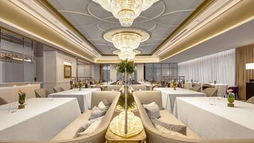 8 restaurants; breakfast, lunch and dinner served