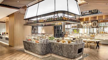 8 restaurants, breakfast served