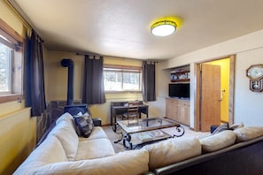 Televisión, chimenea, reproductor de DVD y libros 