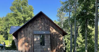 Luxury Mountaintop 5 min. to Downtown New Large Modern Mountain design w VIEWS
