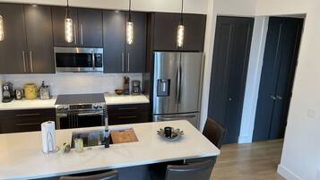 Køleskab, mikrobølgeovn, ovn, kogeplade