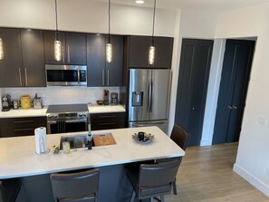 Geladeira, micro-ondas, fogão, cooktop