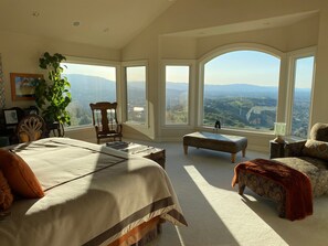 6 bedrooms, desk, iron/ironing board, travel cot