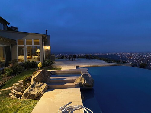 Amazing Hillside Retreat 6 bedrooms, 7.5 baths