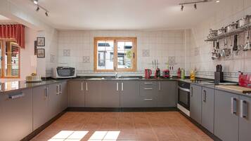 KĂŒhlschrank, Mikrowelle, Ofen, Herdplatte