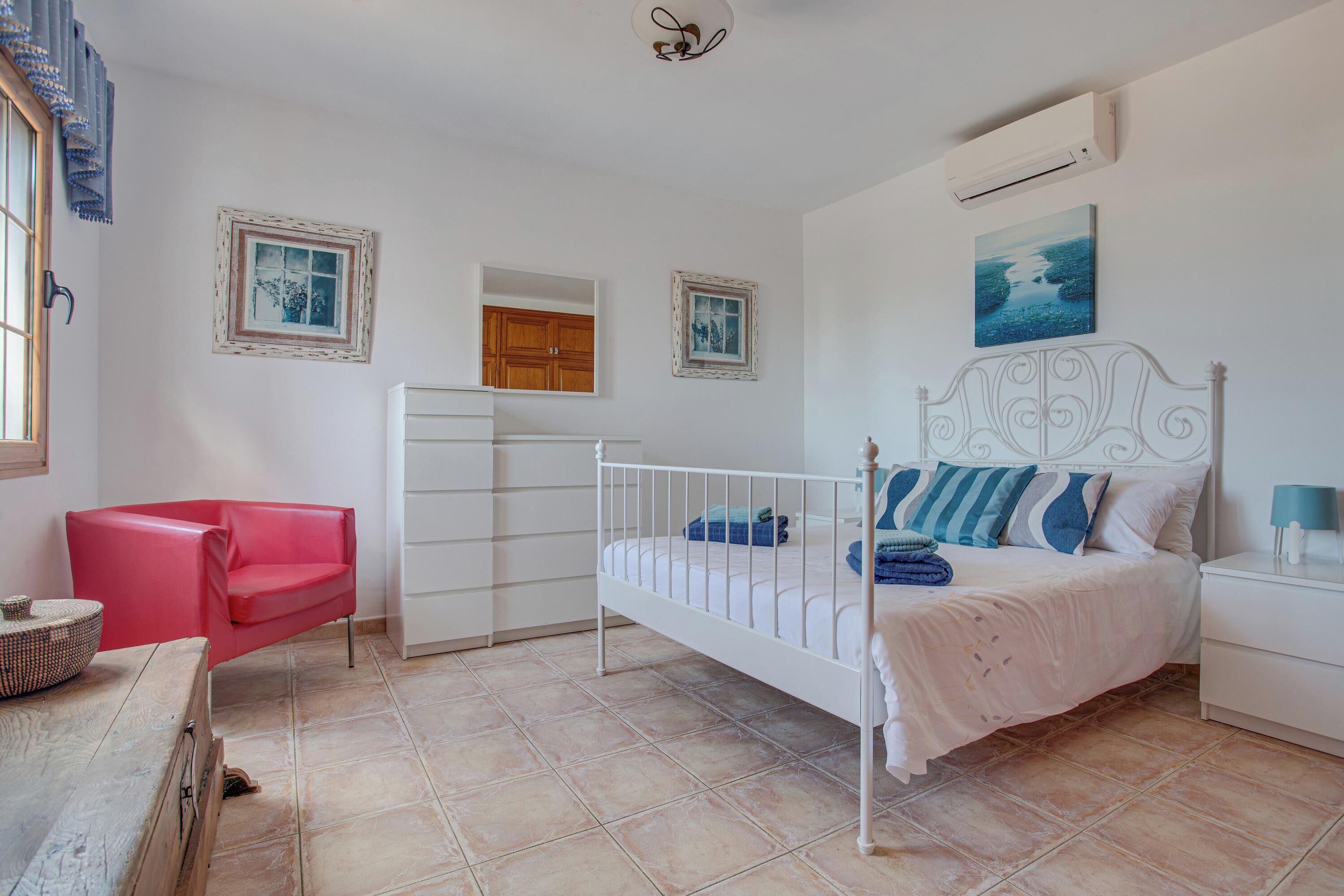 4 bedrooms, iron/ironing board, free WiFi, bed sheets