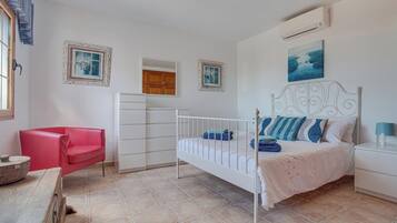 4 bedrooms, iron/ironing board, free WiFi, bed sheets