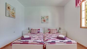 4 bedrooms, iron/ironing board, free WiFi, bed sheets