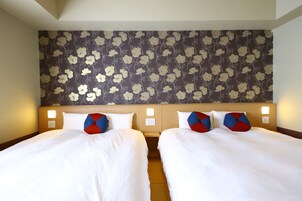 Cubrecamas, caja de seguridad en la habitación y escritorio 