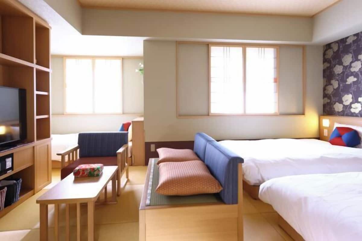 Down comforters, in-room safe, desk, soundproofing
