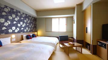 Down comforters, in-room safe, desk, soundproofing