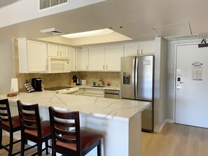 Fridge, microwave, oven, stovetop - Central Scottsdale 1BR-1BA condo in Quiet community (Scottsdale)