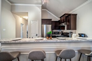 Fridge, microwave, oven, stovetop - Reflection House @ ER - 4 km from FIFA Fan Fest (Houston)