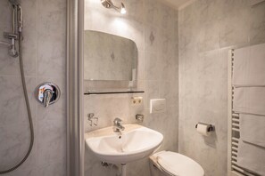 Suihku, hiustenkuivaaja, pyyhkeet