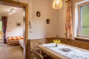 Dining - Apartment "Kirchblick" near Ski & Hiking Areas with Mountain View, Wi-Fi & Garden (Terento)