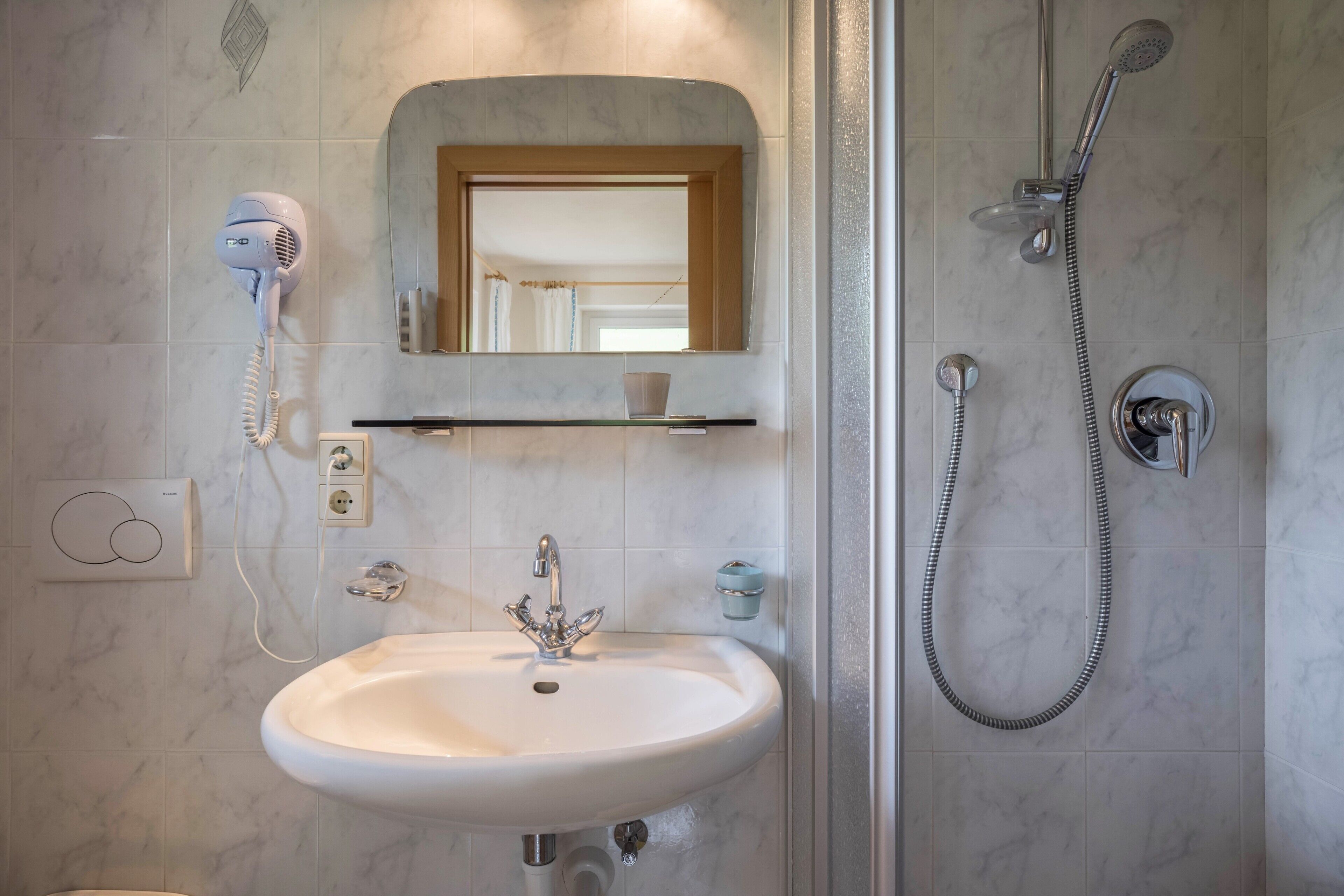 Douche, sèche-cheveux, serviettes fournies