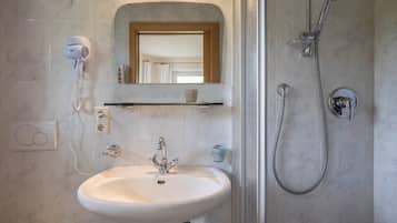 Douche, sĂšche-cheveux, serviettes fournies