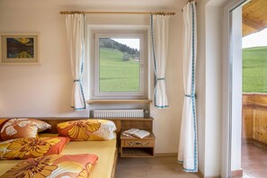 2 bedrooms, free WiFi, bed sheets - Apartment "Kirchblick" near Ski & Hiking Areas with Mountain View, Wi-Fi & Garden (Terento)