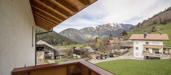 Apartment "Kirchblick" near Ski & Hiking Areas with Mountain View, Wi-Fi & Garden