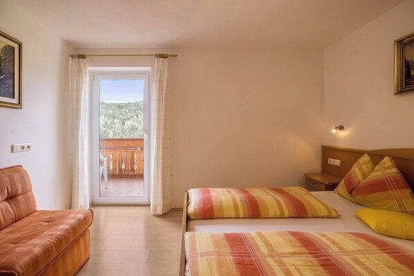 1 bedroom, free WiFi, bed sheets - Vacation Apartment "Gitschbergblick" close to Skiing & Hiking Areas with Mountain View & Wi-Fi (Terenten)