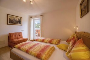 1 bedroom, free WiFi, bed sheets - Vacation Apartment "Gitschbergblick" close to Skiing & Hiking Areas with Mountain View & Wi-Fi (Terenten)