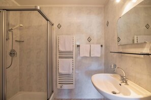 Shower, hair dryer, towels - Vacation Apartment "Gitschbergblick" close to Skiing & Hiking Areas with Mountain View & Wi-Fi (Terenten)