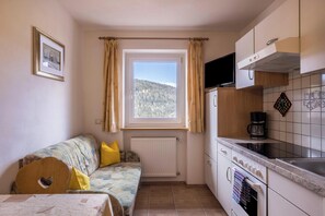 Een koelkast, een oven, een kookplaat, een vaatwasser