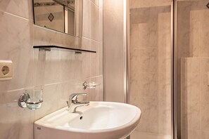 Dusche, Haartrockner, Handtücher